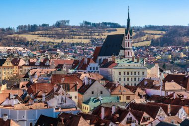 Tarihi kilisesi ve kiremitli çatıları olan şehir manzarası, Çek Cumhuriyeti 'nden Cesky Krumlov.