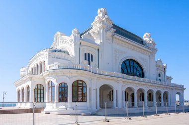 Romanyalı tarihi kumarhane binası güneşli bir günde dış cephede.