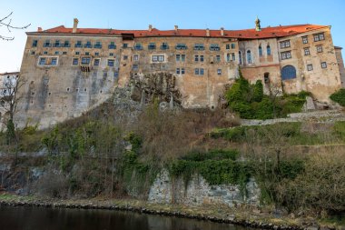 Vltava nehrine bakan tarihi Cesky Krumlov kalesi.