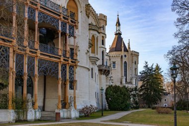 Karmaşık mimarisi ve manzaralı kulesi olan tarihi Avrupa kalesi.