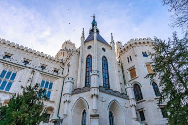 Kış Çeçen Cumhuriyeti 'nde mavi gökyüzüne karşı Majestic Hluboka Kalesi.