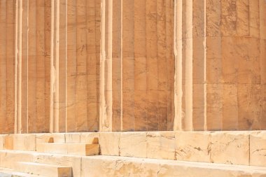 Duvar taştan yapılmıştır ve birçok dokusu vardır. Duvar çok yüksek ve Atina 'daki Akropolis' te çok fazla detay var.