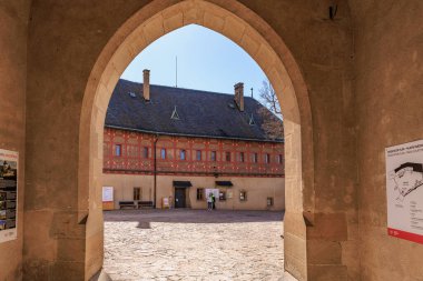 Avrupa 'nın tarihi kale avlusu kemer yolundan görünüyor. 19 Mart 2025, Karlstejn, Çek Cumhuriyeti.