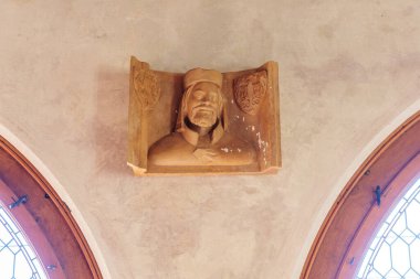 Mimaride ortaçağ tasarımı olan tarihi bir şahsiyetin taş büstü. 19 Mart 2025, Karlstejn, Çek Cumhuriyeti.