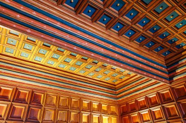 Mavi aksanlı ve geometrik şekilli ahşap tavan. 19 Mart 2025, Karlstejn, Çek Cumhuriyeti.