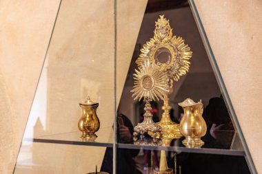 Altın dini eserleri cam vitrinde süsleyin. 19 Mart 2025, Karlstejn, Çek Cumhuriyeti.