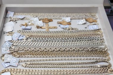 Mücevher kutusunda haç kolyeli altın ve gümüş zincirler. 3 Kasım 2023 Balti Moldova.