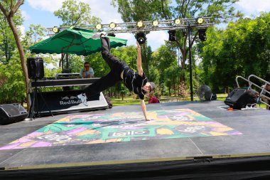 Genç beyaz erkek açık hava etkinliklerinde break dans yapıyor. 31 Mayıs 2024 Balti Moldova.