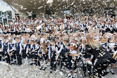 Çocuklar ve öğretmenlerin kutladığı festival okulu etkinliği. 2 Eylül 2024 Balti Moldova.