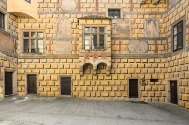 Karmaşık mimari ayrıntıları ve freskleri olan tarihi Avrupa avlusu. 20 Mart 2025, Cesky Krumlov, Çek.