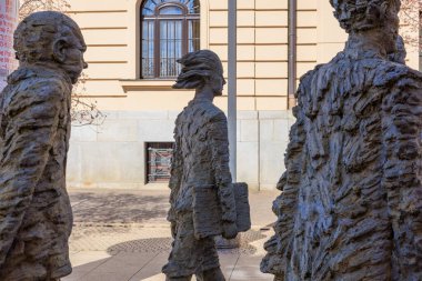 Şehir ortamında yürüyen figürlerin taş heykelleri. 21 Mart 2025, Ceske Budejovice, Çek.