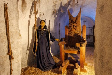 Ortaçağ zindan sahnesinde işkence koltuğu ve mankenler tarih sahnesinde. 18 Mart 2025, Madalyon, Çek Cumhuriyeti.