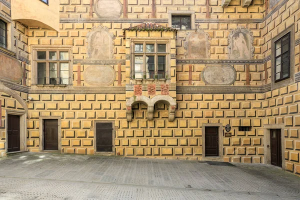 Karmaşık mimari ayrıntıları ve freskleri olan tarihi Avrupa avlusu. 20 Mart 2025, Cesky Krumlov, Çek.