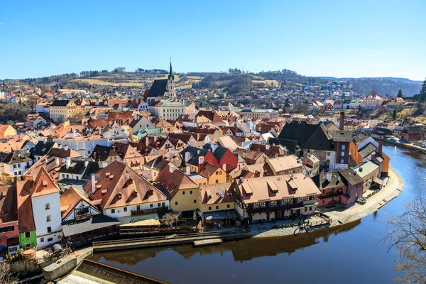 Cesky Krumlov 'un tarihi şehir ve Vltava nehrinin manzarası. 20 Mart 2025, Cesky Krumlov, Çek.