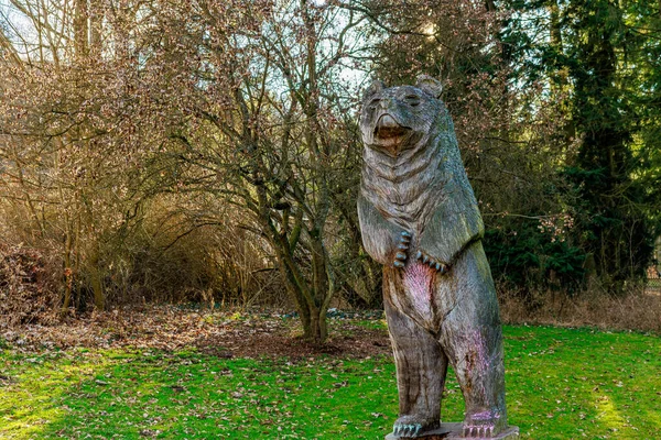 Huzur parkında ağaçlarla çevrili dev ayı heykeli. 17 Mart 2025, Konopiste Şatosu, Çek Cumhuriyeti.