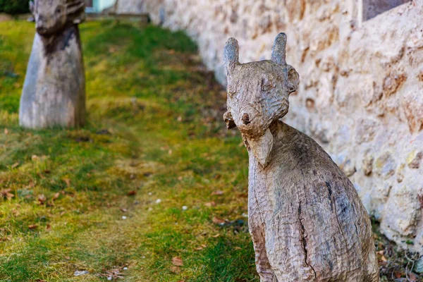 Kırsal ahşap hayvan heykelleri açık bir günde doğal bahçe düzeninde. 18 Mart 2025, Madalyon, Çek Cumhuriyeti.