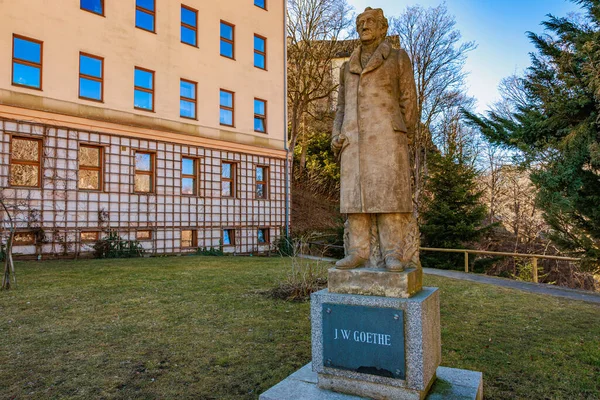 - J.W. Heykeli açık bir günde tarihi binanın yakınına park edin. 18 Mart 2025, Madalyon, Çek Cumhuriyeti.