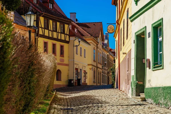 Çekici Avrupa kaldırım taşı caddesi renkli tarihi binalarla dolu. 18 Mart 2025, Madalyon, Çek Cumhuriyeti.