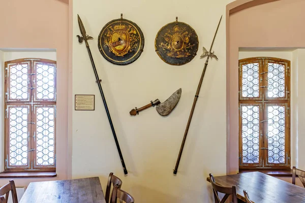 Tarihi odada kalkanların ve mızrakların yer aldığı ortaçağ silah gösterisi. 18 Mart 2025, Madalyon, Çek Cumhuriyeti.
