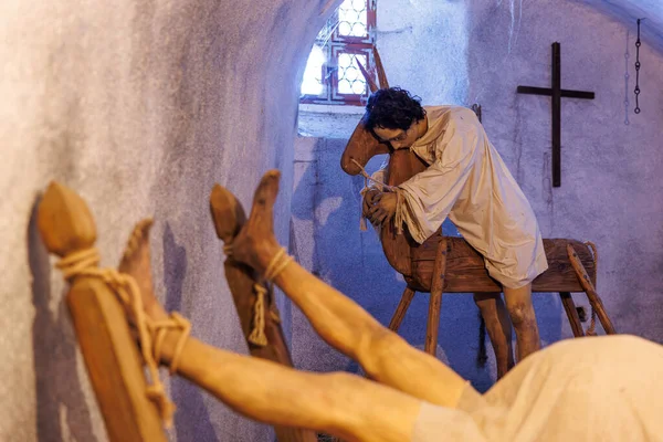 Ahşap aletlerin loş zindanda olduğu tarihi işkence sahnesi. 18 Mart 2025, Madalyon, Çek Cumhuriyeti.