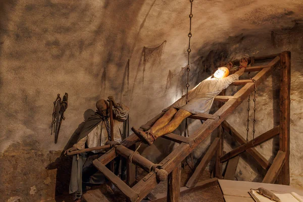 Tarihsel işkence sergisi: zindan ortamında ortaçağ sorgulama sahnesi. 18 Mart 2025, Madalyon, Çek Cumhuriyeti.