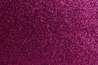 Mor parıltılı bir yüzeye yakın çekim. Yüzey küçük, parlak, renkli beneklerle kaplı. Görüntü rüya gibi, ruhani bir kaliteye sahip, sanki bir resim ya da fotoğrafmış gibi.