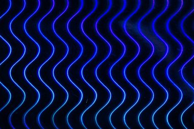 Görüntü mavi ve mor bir dalga deseni. Renkler canlı ve desen çok dinamik. Görüntünün fütüristik ve dünyevi bir havası var.