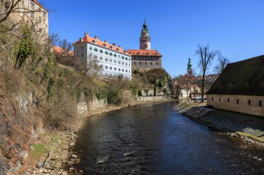 Vltava nehri boyunca Cesky Krumlov kalesinin manzarası.