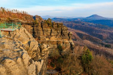 Uçsuz bucaksız dağ sırasıyla sonbahar manzarasında göz kamaştırıcı kayalık uçurum manzarası..