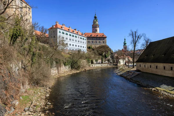Vltava nehri boyunca Cesky Krumlov kalesinin manzarası.