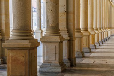 Mermer detaylarla simetrik satırda klasik mimari sütunlar.