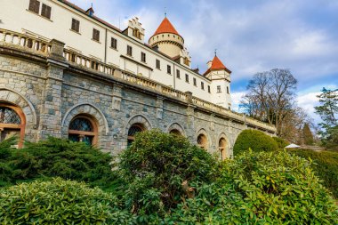 Taş mimarisi ve kırmızı taretleri olan tarihi Avrupa kalesi.