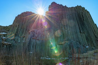 Sütun bazalt jeolojik oluşum üzerine dramatik güneş patlaması.