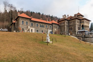 Heykeli olan bir kale, Cantacuzino Kalesi. 15 Aralık 2024 Busteni Romanya.