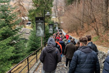 Bir grup insan bir tepeye tırmanıyor. 16 Aralık 2024 Bran Romanya.
