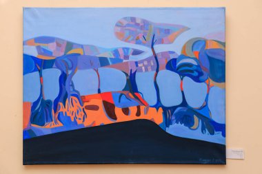 Ağaçlı ve mavi gökyüzü olan bir ormanın resmi. Resim soyut ve karamsar bir atmosfere sahip. 12 Mart 2024 Balti Moldova