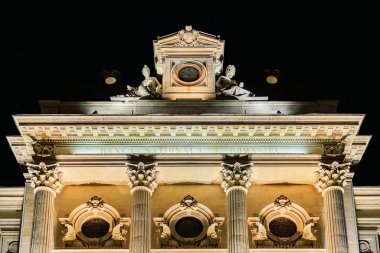 Romanya Merkez Bankası 'nın aydınlatılmış dış cephesi geceleyin Rumence' den tercüme edildi. 8 Mart 2025 Bükreş Romanya.