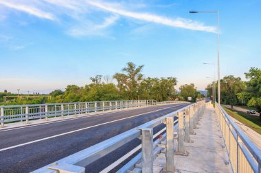 Açık bir günde metal parmaklıklı ve boş yollu manzara köprüsü. 2 Haziran 2025 Balti Moldova.