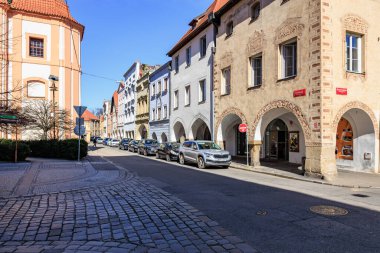 Gündüz vakti arabaları ve renkli binaları olan tarihi Avrupa caddesi. 21 Mart 2025, Ceske Budejovice, Çek.