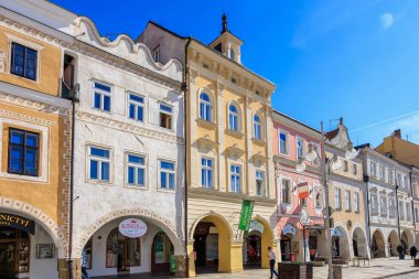 Canlı bir Avrupa şehir meydanında renkli tarihi mimari. 21 Mart 2025, Ceske Budejovice, Çek.