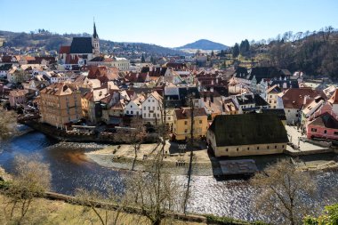 Cesky Krumlov 'un tarihi binaları ve Vltava nehri manzarası. 20 Mart 2025, Cesky Krumlov, Çek.