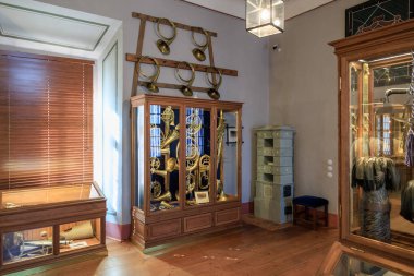 Antika müze odasında ahşap dolaplarla sergilenen klasik müzik aletleri. 20 Mart 2025, Cesky Krumlov, Çek.