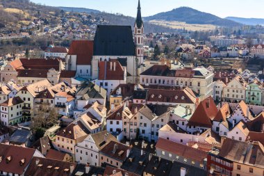 Cesky Krumlov 'un, tarihi mimarisi ve manzarası ile çekilmiş resmi hava manzarası. 20 Mart 2025, Cesky Krumlov, Çek.
