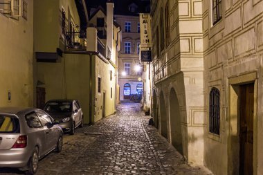 Geceleyin tarihi mimarisi ve yumuşak ışıklandırmasıyla kaldırım taşı caddelerini büyülüyor. 20 Mart 2025, Cesky Krumlov, Çek.