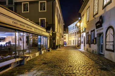 Geceleyin Zagrebs 'teki çekici kaldırımlı cadde Gornji' nin tarihi mezuniyet bölgesini kapsıyor. 20 Mart 2025, Cesky Krumlov, Çek.