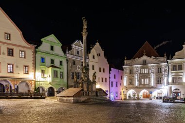 Cesky Krumlov Meydanı 'nın tarihi mimarisi ve anıtıyla manzarası. 20 Mart 2025, Cesky Krumlov, Çek.