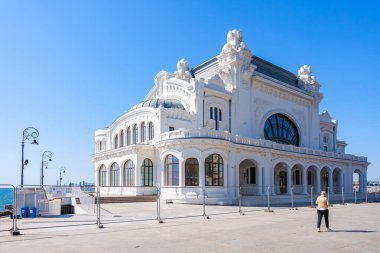 Güneşli bir günde kadın turistle tarihi bir kumarhane. 3 Mayıs 2025 Romanya.