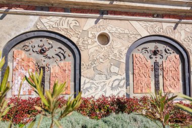 Süslü tasarımları ve çiçekli yaprakları olan sanatsal mimari duvar. 3 Mayıs 2025 Romanya.