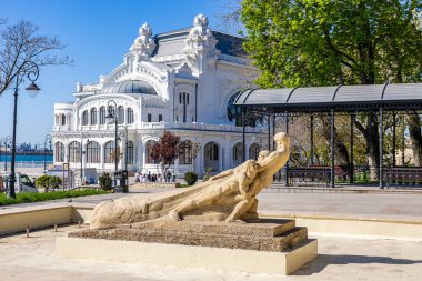 Güneşli bir günde tarihi Odessa opera binası ve anıt. 3 Mayıs 2025 Romanya.