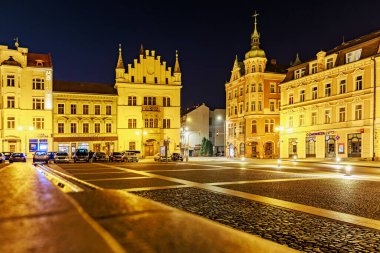 Geceleyin tarihi mimariyle Avrupa şehir meydanını aydınlattı. 16 Mart 2025, Decin, Çek Cumhuriyeti.